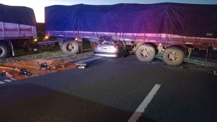 El Peugeot 207 se incrustó debajo del acoplado.