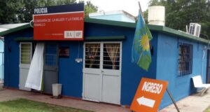 La comisaría de la mujer se encuentra en calle Santa Fe de la ciudad de Ramallo.