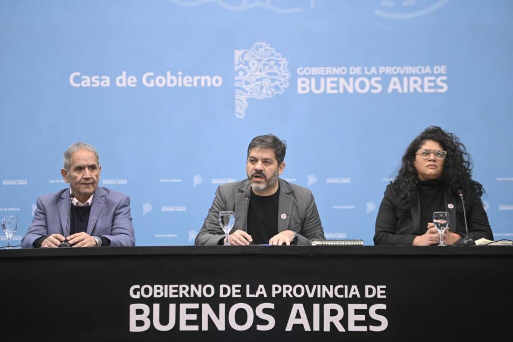 El diputado nacional Sergio Palazzo; el Ministro Bianco y la directora ejecutiva del Organismo Provincial de Integración Social y Urbana (OPISU) Romina Barrios,