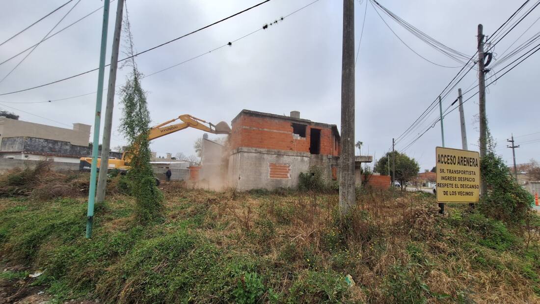 Demolieron una casa sobre calle Leloir.