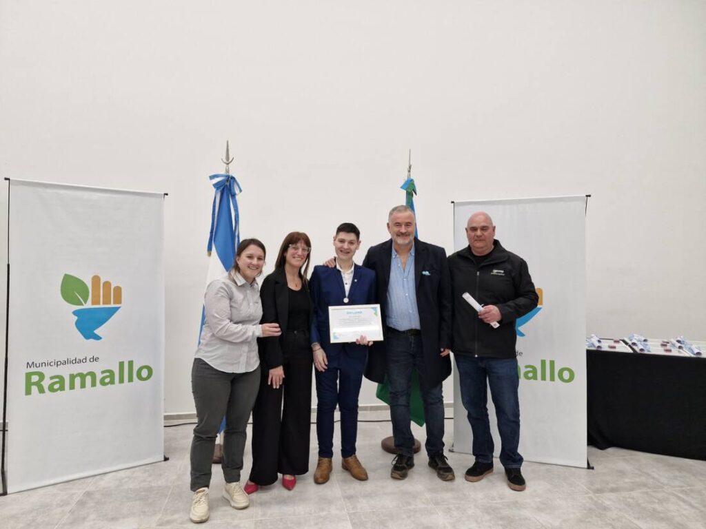 El Intendente Poletti participó del acto de graduación de la primer promoción. 