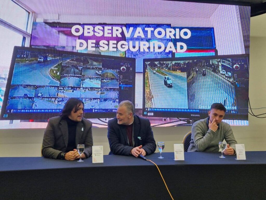El intendente Mauro Poletti junto al Director de Investigaciones Criminales del Ministerio de Seguridad de la provincia de Buenos Aires, Ariel Ferreyra.