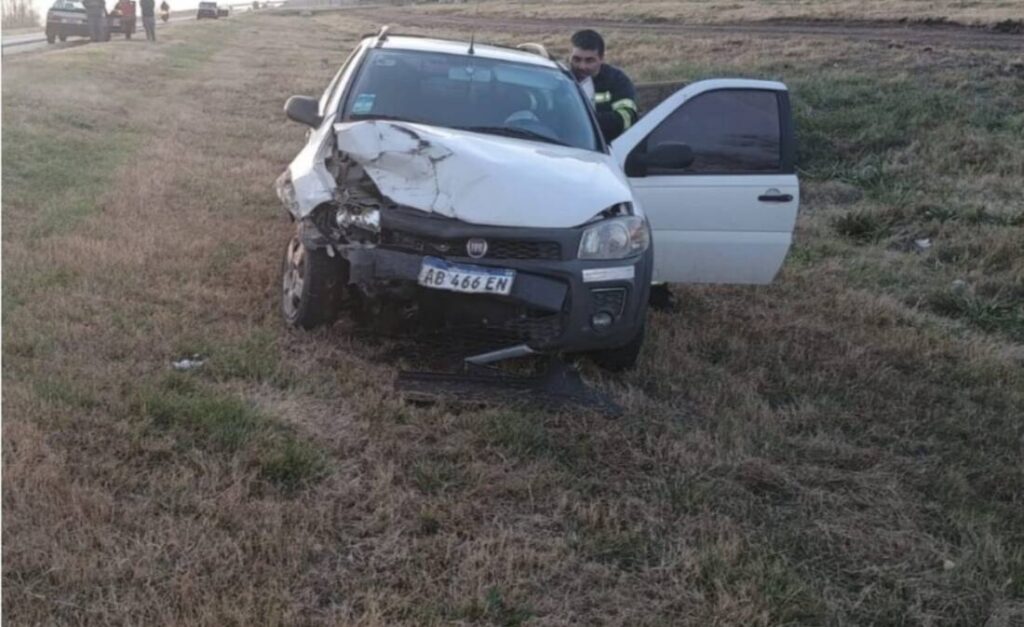 Una camioneta impactó con la parte trasera de un Fiat 147. 