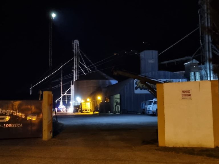 El accidente en los silos de la firma Ramón Rosa, ubicados en la zona de ruta 1001 y Crucero General Belgrano, se cobró una vida: murió un operario tras quedar atrapado entre el cereal.