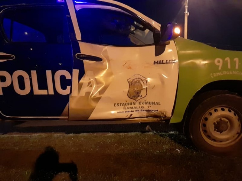 El joven de 19 años impactó con el lateral del patrullero mientras el móvil giraba sobre la ruta.