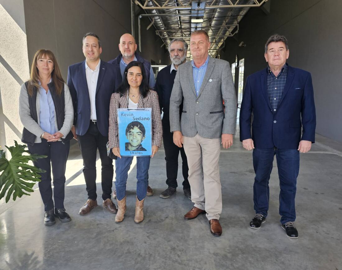 Viviam Perrone durante la recorrida por el predio, con autoridades y colaboradores de FPT