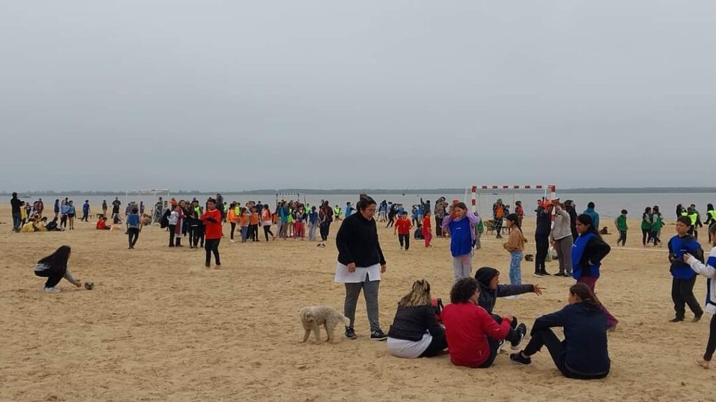 Del encuentro de Beach Handball participaron escuelas primarias del distrito.