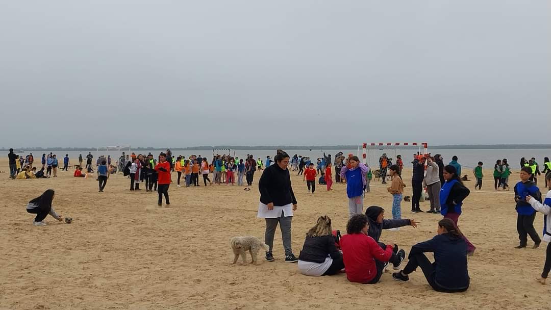 Del encuentro de Beach Handball participaron escuelas primarias del distrito.