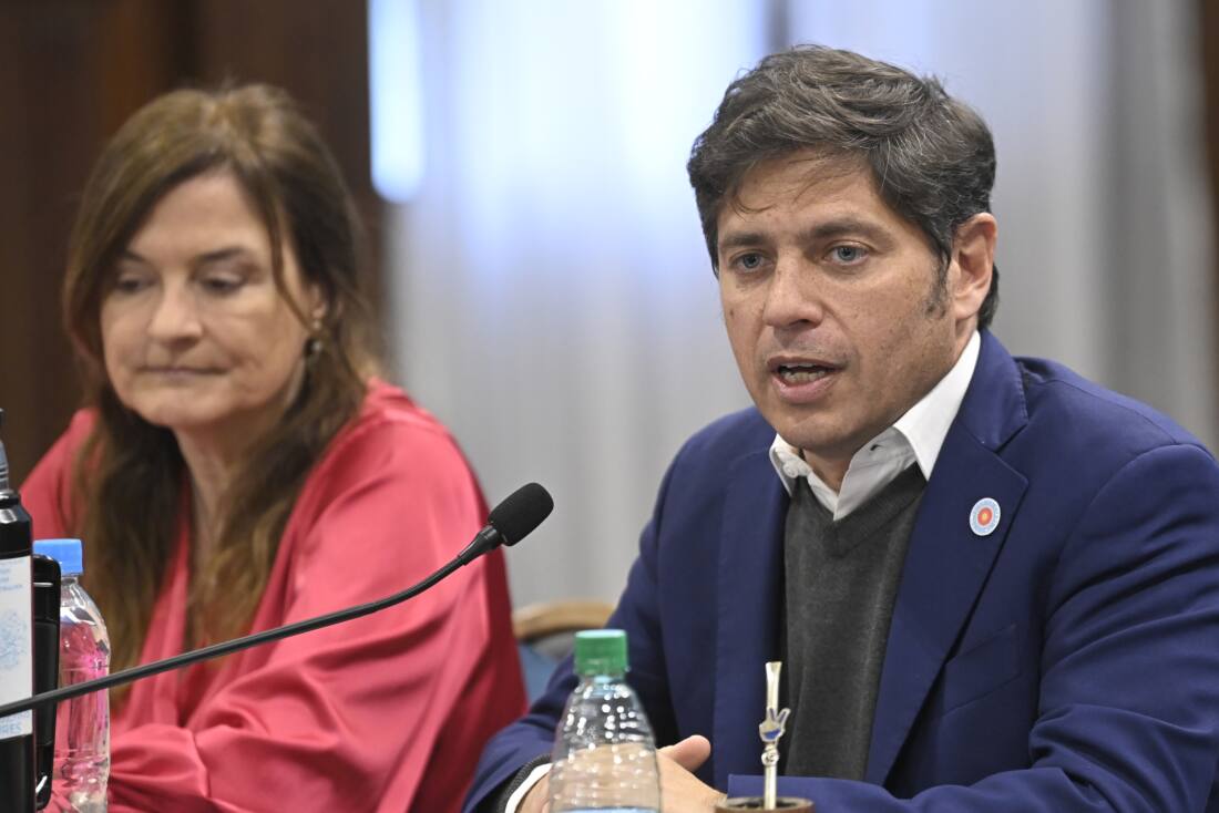 El gobernador Axel Kicillof y la ministra de Mujeres y Diversidad, Estela Díaz.