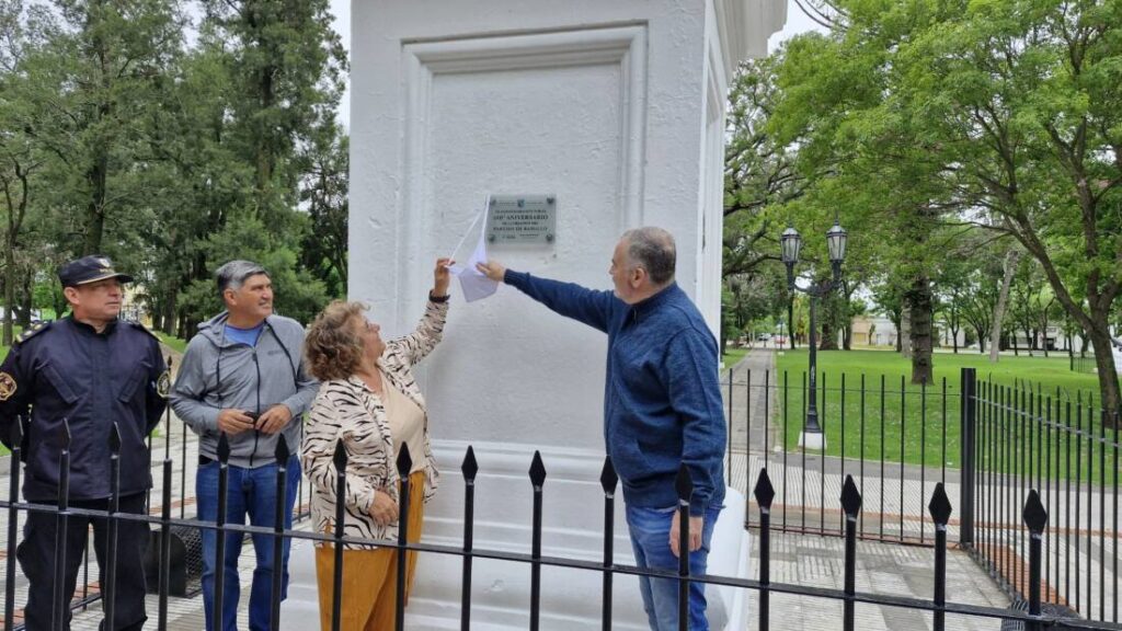 Descubrieron una placa en la plaza Bustos.
