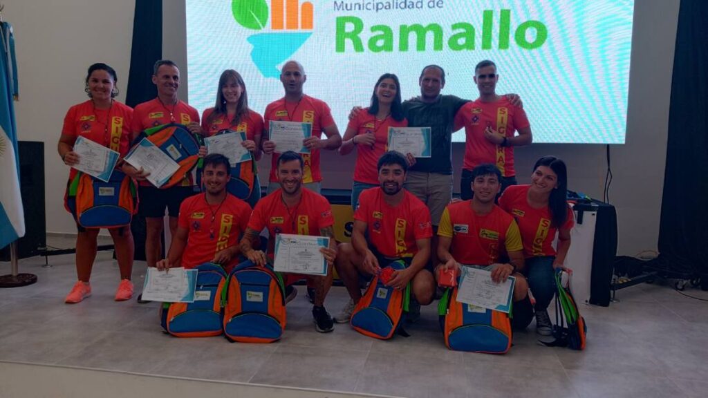 Los primeros egresados como guardavidas.