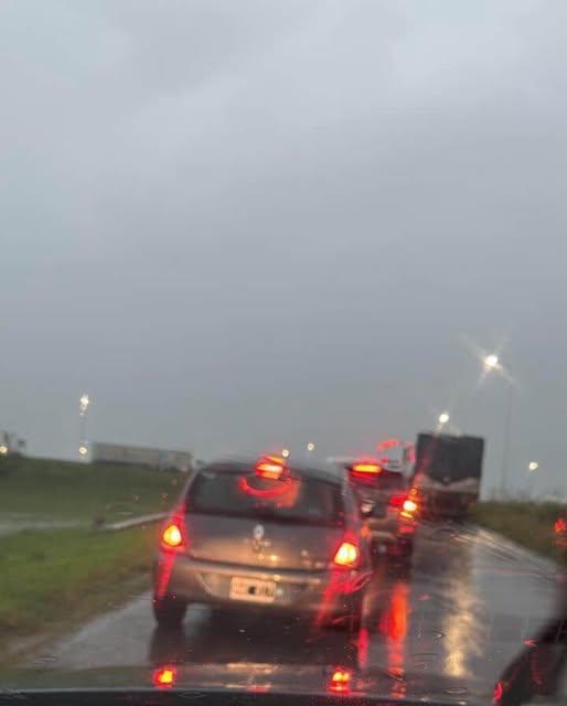 Colectivos y camiones quedaron detenidos sobre la ruta 9